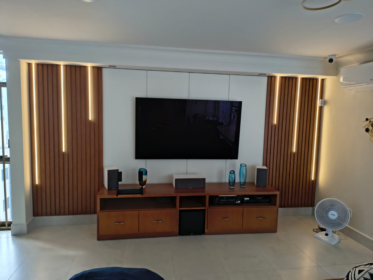 Painel de TV com ripado de madeira e iluminação LED